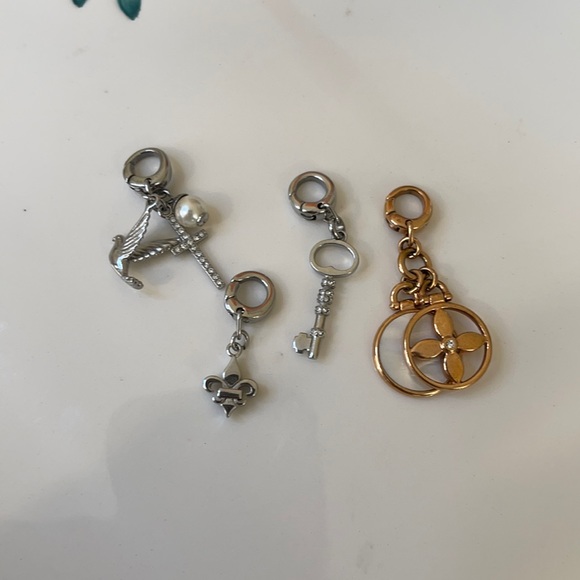 Fossil Symbol Pendants - Picture 3 of 5